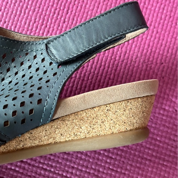 💙 Earth Perforated Leather Wedge Sandals 💙 - Picture 5 of 16